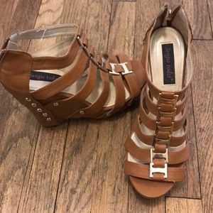 🌸Camel wedge strappy heels with zippers🌸